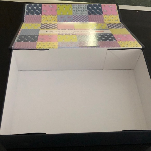 Vineyard Vines box - Picture 3 of 3